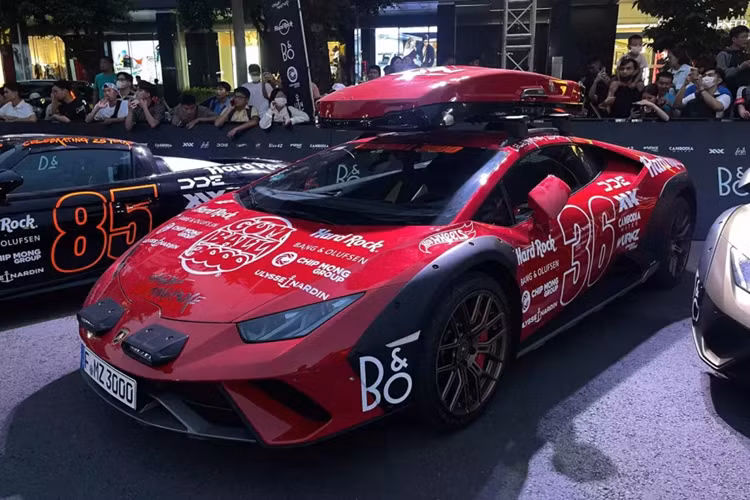 Ngoài màu sắc đẹp mắt này ra, chiếc Lamborghini Huracan Sterrato mang biển số của đất nước Nhật Bản còn có nhiều chi tiết sơn đen, sọc cam, 2 xe còn lại mang màu đỏ và xanh nhám. Khác với những người anh em của mình, Lamborghini Huracan Sterrato được tạo ra để chinh phục mọi cung đường, kể cả đèo núi.