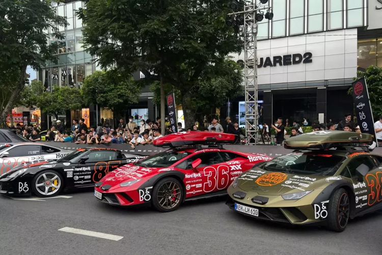 Có hơn 100 siêu xe tham dự Gumball 3000 2024 lần thứ 25, nhiều mẫu xe trong đó lần đầu xuất hiện tại Việt Nam, và Lamborghini Huracan Sterrato địa hình là 1 trong những mẫu xe như thế. Với thiết kế, trang bị rất khác biệt so với các dòng xe Lamborghini Huracan đã được nhập khẩu về nước ta trước đó.