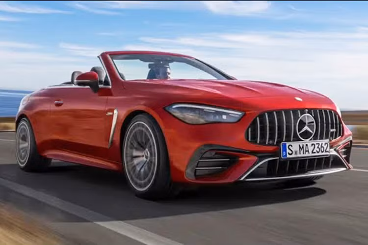  Mercedes-AMG CLE 53 Cabriolet mui trần chính là mẫu xe được thiết kế dựa trên phiên bản Coupe với phần mui vải linh hoạt. Phiên bản mạnh mẽ nhất của CLE mui trần được trang bị động cơ 6 xi-lanh thẳng hàng 3.0 lít tăng áp kép nhẹ, sản sinh công suất 443 mã lực và mô-men xoắn cực đại lên tới 600 Nm.