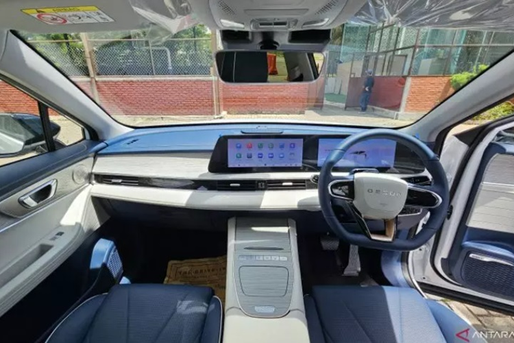 Về trang bị an toàn, xe sở hữu hàng loạt tính năng hỗ trợ lái nổi trội như: 7 túi khí, cảnh báo điểm mù, cảnh báo phương tiện cắt ngang khi lùi, cảnh báo lệch làn đường, giữ làn khẩn cấp, hệ thống kiểm soát hành trình ở tốc độ thấp, cảnh báo tiền va chạm hay phanh khẩn cấp tự động.