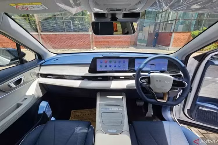 Về trang bị an toàn, xe sở hữu hàng loạt tính năng hỗ trợ lái nổi trội như: 7 túi khí, cảnh báo điểm mù, cảnh báo phương tiện cắt ngang khi lùi, cảnh báo lệch làn đường, giữ làn khẩn cấp, hệ thống kiểm soát hành trình ở tốc độ thấp, cảnh báo tiền va chạm hay phanh khẩn cấp tự động.