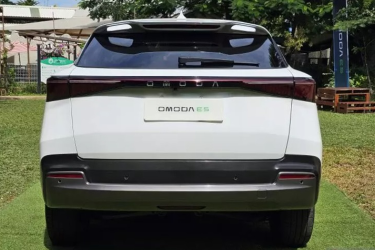 Nhờ đó, xe có khả năng tự lái bán tự động cấp độ 2. Cung cấp sức mạnh cho Omoda E5 là mô-tơ điện cho công suất tối đa 204 mã lực và mô-men xoắn cực đại 340 Nm cho phép xe có thể tăng tốc từ 0-100 km/h trong 7,2 giây trước khi đạt vận tốc tối đa 172 km/h.