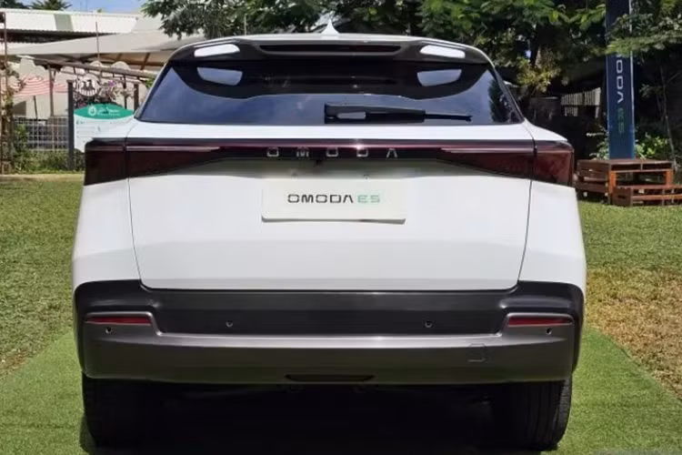 Nhờ đó, xe có khả năng tự lái bán tự động cấp độ 2. Cung cấp sức mạnh cho Omoda E5 là mô-tơ điện cho công suất tối đa 204 mã lực và mô-men xoắn cực đại 340 Nm cho phép xe có thể tăng tốc từ 0-100 km/h trong 7,2 giây trước khi đạt vận tốc tối đa 172 km/h.