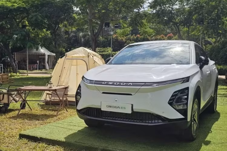 Theo nhiều nguồn tin, xe sẽ chính thức được đưa về nước vào quý III năm nay. Khi ra mắt tại Việt Nam, Chery Omoda E5 2024 mới sẽ là đối thủ cạnh tranh trực tiếp với VinFast e34 trong phân khúc xe điện.