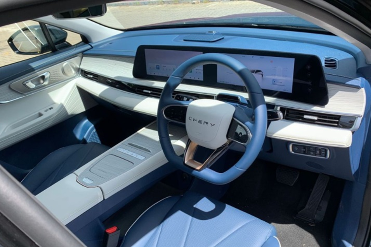 Tổng thể thiết kế của Omoda E5 cũng không quá khác biệt so với mẫu Omoda 5. Xe chỉ được tinh chỉnh một số chi tiết ở ngoại thất như: lưới tản nhiệt đóng kín, hốc gió trung tâm rộng hơn, la-zăng với thiết kế khí động lực học và ống xả phía sau được loại bỏ.