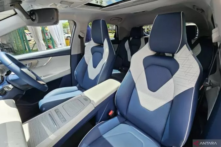 Khoang lái của Omoda E5 không chỉ gây ấn tượng về mặt thị giác mà còn là thiết kế đặc trưng của thế hệ phương tiện sử dụng năng lượng mới. Xe được trang bị màn hình cong tích hợp 24,6 inch, trợ lý ảo, hệ thống điều khiển bằng giọng nói đưa ra những phản ứng tức thì và hỗ trợ người lái một cách tốt nhất.