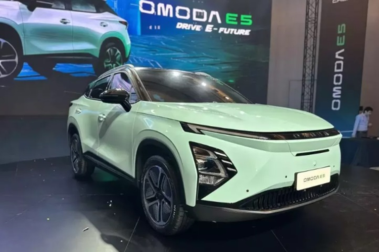 Mẫu xe SUV Chery Omoda E5 chính là phiên bản thuần điện của Omoda 5 từng giới thiệu tại Việt Nam vào năm ngoái. Mẫu xe này có kích thước dài x rộng x cao lần lượt 4.400 x 1.830 x 1.590 mm và chiều dài cơ sở 2.630 mm. So với phiên bản máy xăng thông thường, Chery Omoda E5 gần như giữ nguyên kích thước.