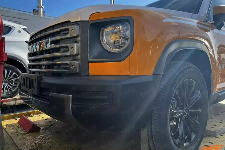 Chiếc xe SUV Haval Raptor 2024 mới vẫn tiếp tục thiết kế tổng thể của mẫu xe hiện tại nhưng thân xe được phối màu trắng và vàng, kết hợp với logo "rồng" ở cửa trước trông rất độc đáo. Được biết, thân xe của Raptor 2024 sẽ được nâng lên 21mm, tỷ lệ nhìn tổng thể tốt hơn.