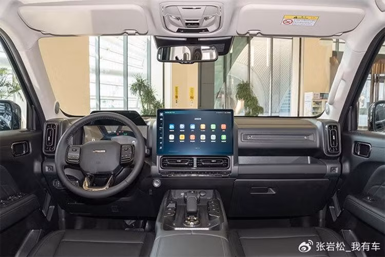 Điểm nhấn của xe Haval Raptor 2024 chính là việc chiếc SUV địa hình cỡ nhỏ này sẽ có hai màu mới, Storm Yellow và Ink Jiangnan Grey, được thêm vào lốp 225/60 đi cùng mâm 19 inch trở thành tiêu chuẩn. Và được trang bị bộ mâm 18 inch, cùng lốp 265/60 như một tùy chọn.