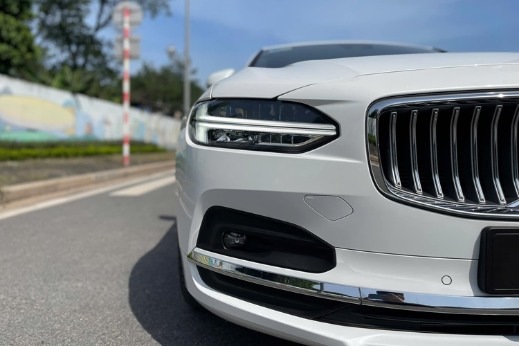 Phần đầu xe gây ấn tượng với lưới tản nhiệt lớn có các thanh kim loại xếp dọc, ở giữa là logo thương hiệu trên tấm kim loại. Hai bên tản nhiệt là cụm đèn pha LED tích hợp hệ thống rửa đèn áp lực cao, đi kèm dải đèn LED ban ngày hình chữ T lấy cảm hứng từ chiếc búa của thần Thor.