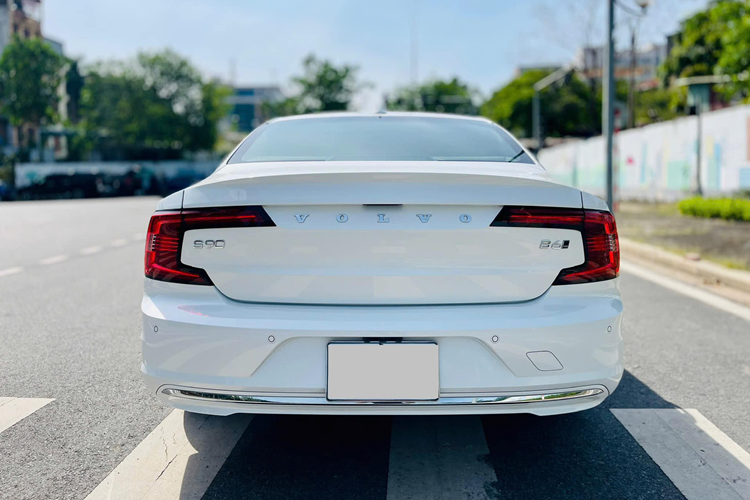 Dưới nắp ca-pô, Volvo S90 LWB 2022 được trang bị động cơ xăng I4 2.0 Mild Hybrid Supercharge và Turbocharge, tạo ra công suất tối đa 300 mã lực và mô-men xoắn cực đại 420 Nm. Động cơ này kết hợp với hệ dẫn động 4 bánh toàn thời gian (AWD) và hộp số tự động 8 cấp Geartronic.