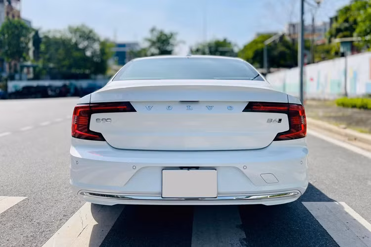 Dưới nắp ca-pô, Volvo S90 LWB 2022 được trang bị động cơ xăng I4 2.0 Mild Hybrid Supercharge và Turbocharge, tạo ra công suất tối đa 300 mã lực và mô-men xoắn cực đại 420 Nm. Động cơ này kết hợp với hệ dẫn động 4 bánh toàn thời gian (AWD) và hộp số tự động 8 cấp Geartronic.