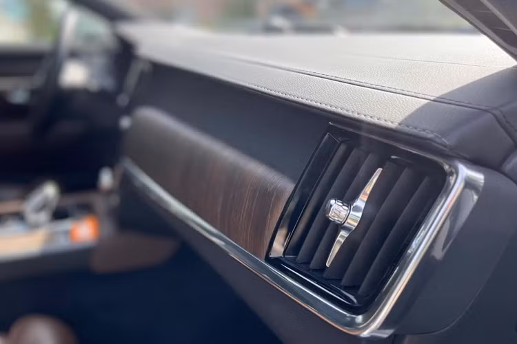 Ghế ngồi được thiết kế mỏng nhưng êm ái, ôm sát người. Hàng ghế trước có tính năng chỉnh điện và nhớ 2 vị trí. Hàng ghế sau rộng rãi, có tựa tay ở giữa và không gian để chân thoải mái.