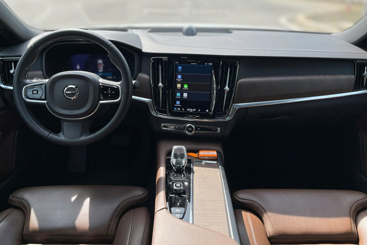 Ngoài ra, xe còn được trang bị đèn sương mù LED, gương chiếu hậu chỉnh điện, gập điện tích hợp đèn LED báo rẽ, mâm xe 10 chấu kích thước 19 inch, lốp Michelin Pilot Sport 4 và cụm đèn hậu LED thiết kế chữ C cách điệu.