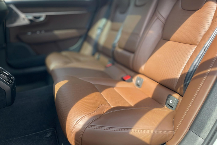 Cabin của Volvo S90 LWB 2022 khá rộng rãi, hiện đại nhưng không kém phần sang trọng với chất liệu da Nappa cao cấp và các chi tiết ốp gỗ Walnut sang trọng.