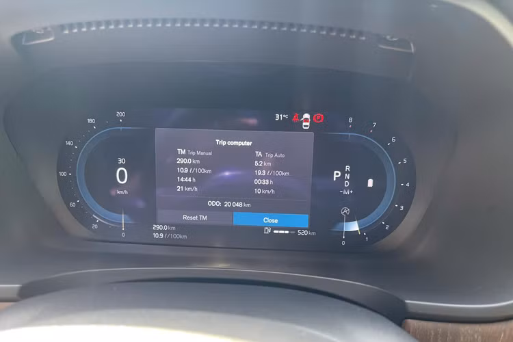 Những trang bị tiện nghi đáng chú ý có vô-lăng 3 chấu bọc da thể thao, bảng đồng hồ kỹ thuật số 12 inch, màn hình cảm ứng trung tâm SENSUS 9 inch hỗ trợ Apple CarPlay/Android Auto, dàn âm thanh Bowers &amp; Wilkins 19 loa, điều hòa 4 vùng độc lập, hệ thống lọc không khí Clean Zone và sạc điện thoại không dây.