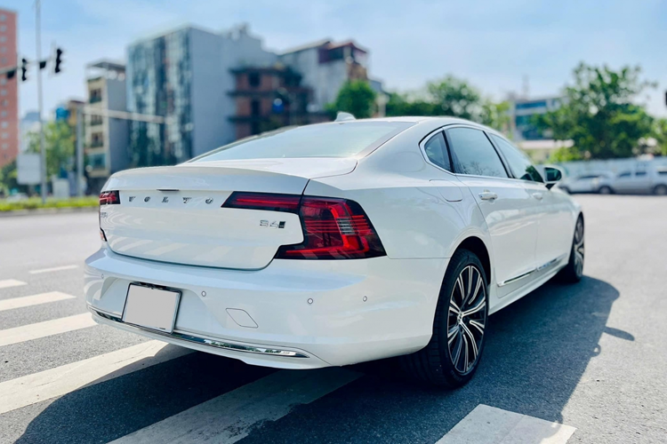 Trang bị an toàn trên xe có 10 túi khí, camera 360 độ, cảm biến xung quanh xe, ga tự động thích ứng khoảng cách, hỗ trợ lên và xuống dốc, hỗ trợ giữ làn đường, hệ thống trợ lái thông minh, hệ thống lái bán tự động, cảnh báo điểm mù, kiểm soát hành trình, báo khoảng cách,...