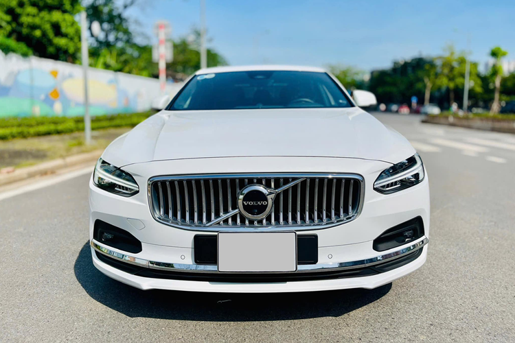 Mẫu xe sedan hạng sang Volvo S90 LWB 2022 sở hữu thiết kế sang trọng với kích thước tổng thể dài x rộng x cao tương ứng là 4.963 x 1.879 x 1.443 (mm) và trục cơ sở dài 2.941 mm.