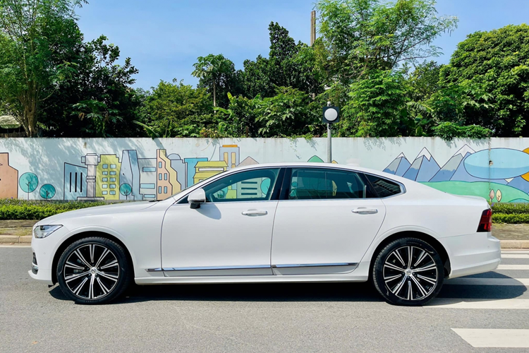 Theo thông tin từ người bán, chiếc saden hạng sang này có ngoại thất màu trắng, nội thất màu nâu và đã di chuyển được quãng đường là 20.000 km. Khi mua mới, giá xe Volvo S90 LWB 2022 là 2,2 tỷ đồng.