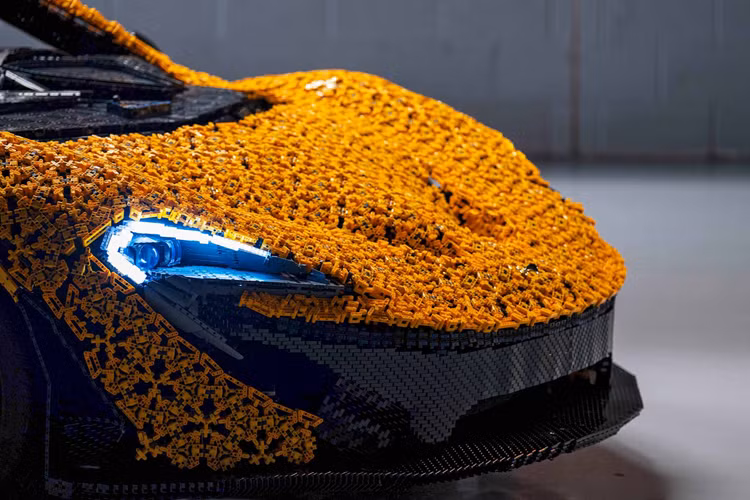 Tất nhiên hệ truyền động này không thể mạnh như xe thật, nhưng cũng đủ để tay đua F1 Lando Norris hoàn thành một vòng quanh đường đua Silverstone ở vận tốc tối đa lên đến 60 km/h.