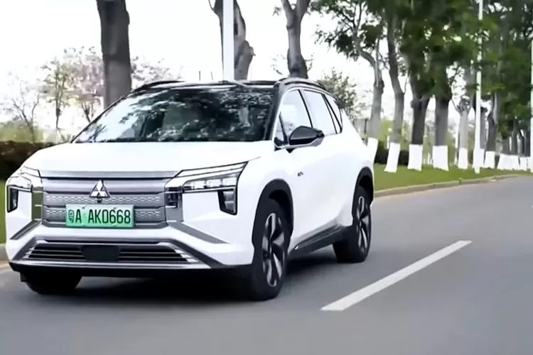 Sau Thái Lan, Mitsubishi Xpander HEV và Xpander Cross HEV mới có thể sẽ tiếp tục ra mắt những thị trường Đông Nam Á khác như Việt Nam. Trong năm 2023, Mitsubishi Xpander chính là "ông hoàng doanh số" tại thị trường Việt Nam với kết quả cộng dồn đạt 19.740 xe, giảm 10% so với năm 2022.