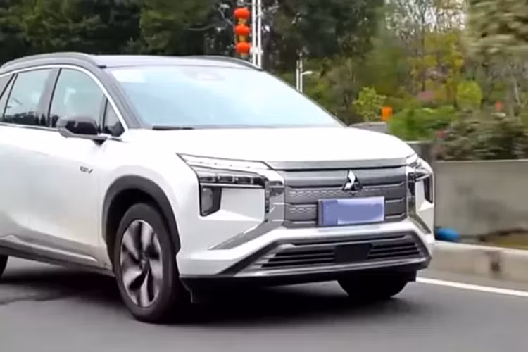 Động cơ này sẽ kết hợp với mô-tơ điện và pin ở Mitsubishi Xpander HEV 2024. Hãng Mitsubishi sẽ tập trung vào việc giảm lượng xăng tiêu thụ và khí thải CO2 cho Xpander HEV mới. Trừ động cơ, Xpander HEV và Xpander Cross HEV dự kiến sẽ không thay đổi thiết kế, trang bị tiện nghi cũng như an toàn so với phiên bản đang bán ra.