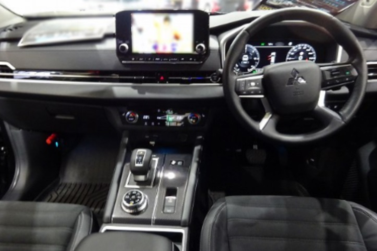 Điển hình là khu vực đầu xe với lưới tản nhiệt được thiết kế lại, đi cùng các nan chủ động đóng/mở giúp tối ưu khí động học. Mâm xe cũng được tăng kích thước lên 20 inch nhìn khỏe khoắn, cứng cáp hơn.