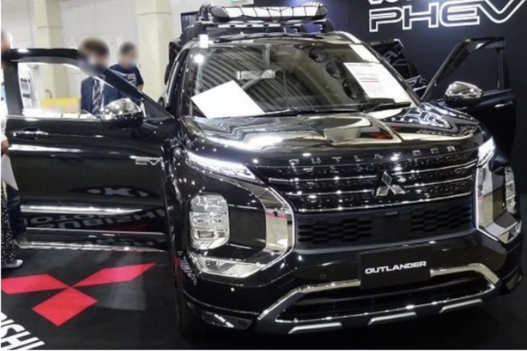 Nhiều thông tin về xe SUV Mitsubishi Outlander PHEV 2025 mới đã được các tờ báo Nhật Bản đăng tải vào đầu tuần qua. Theo trang creative311 của Nhật, những thông tin này bị rò rỉ từ sự kiện nơi hãng hé lộ sản phẩm mới tới hệ thống đại lý của mình.