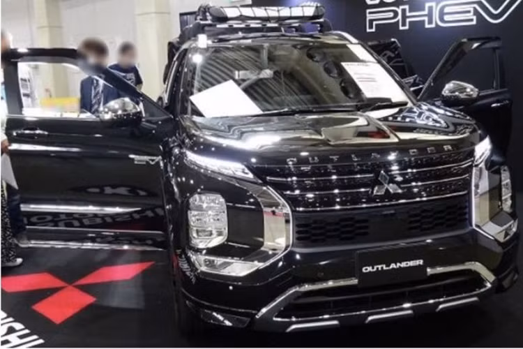Nhiều thông tin về xe SUV Mitsubishi Outlander PHEV 2025 mới đã được các tờ báo Nhật Bản đăng tải vào đầu tuần qua. Theo trang creative311 của Nhật, những thông tin này bị rò rỉ từ sự kiện nơi hãng hé lộ sản phẩm mới tới hệ thống đại lý của mình.