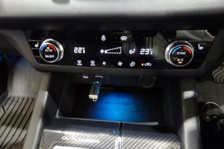 Về nội thất, bên trong khoang cabin của xe cũng được nâng cấp đôi chút. Mitsubishi Outlander PHEV 2024 có màn 12,3 inch mới, gương chiếu hậu chống lóa, ghế sưởi/làm mát được bổ sung, màu bọc ghế nâu đậm mới và dàn loa Yamaha, thay thế cho loa Bose cũ.