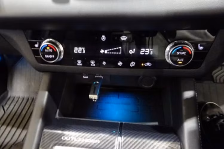 Về nội thất, bên trong khoang cabin của xe cũng được nâng cấp đôi chút. Mitsubishi Outlander PHEV 2024 có màn 12,3 inch mới, gương chiếu hậu chống lóa, ghế sưởi/làm mát được bổ sung, màu bọc ghế nâu đậm mới và dàn loa Yamaha, thay thế cho loa Bose cũ.