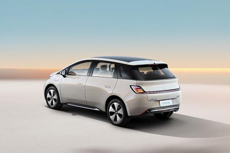 Với sạc chậm, thời gian tăng dung lượng pin từ 20% lên 100% là khoảng 7 tiếng đồng hồ. Thời gian sạc pin từ 30% lên 100% bằng sạc nhanh là 30 phút.Hiện chưa rõ sau Indonesia, Wuling Cloud EV có được bán ở những thị trường Đông Nam Á khác như Việt Nam hay không.