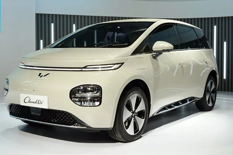 Hiện Wuling đang bán 1 mẫu ôtô điện ở Việt Nam là Hongguang Mini EV và chuẩn bị ra mắt thêm Bingo. 2 đối thủ của Wuling Cloud EV là BYD Dolphin và MG4 EV hiện đều đã được bán ở thị trường Việt Nam với giá lần lượt 659 triệu và 828 triệu đồng.