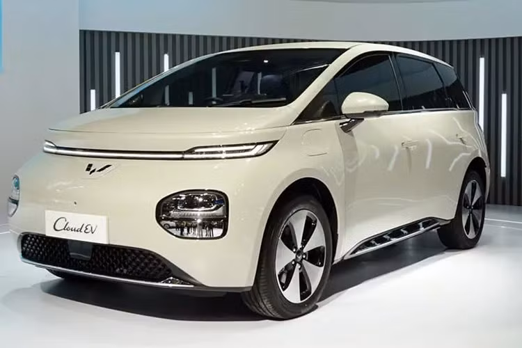 Hiện Wuling đang bán 1 mẫu ôtô điện ở Việt Nam là Hongguang Mini EV và chuẩn bị ra mắt thêm Bingo. 2 đối thủ của Wuling Cloud EV là BYD Dolphin và MG4 EV hiện đều đã được bán ở thị trường Việt Nam với giá lần lượt 659 triệu và 828 triệu đồng.