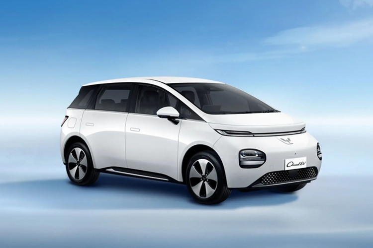 Hỗ trợ ôm cua, phanh khẩn cấp tự động, cảnh báo tiền va chạm, cảnh báo lệch làn đường và hỗ trợ đèn pha thông minh. "Trái tim" của Wuling Cloud EV tại Indonesia là mô-tơ điện mạnh 100 kW (khoảng 136 mã lực) và 200 Nm, cho phép xe đạt vận tốc tối đa 150 km/h.