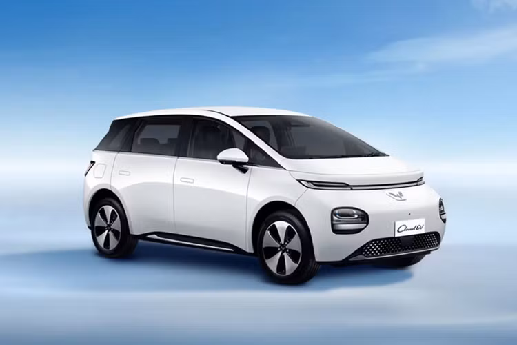 Hỗ trợ ôm cua, phanh khẩn cấp tự động, cảnh báo tiền va chạm, cảnh báo lệch làn đường và hỗ trợ đèn pha thông minh. "Trái tim" của Wuling Cloud EV tại Indonesia là mô-tơ điện mạnh 100 kW (khoảng 136 mã lực) và 200 Nm, cho phép xe đạt vận tốc tối đa 150 km/h.