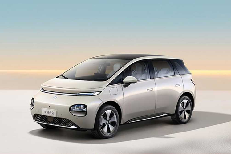 Trang bị an toàn của Wuling Cloud EV cũng khá phong phú với 4 túi khí, camera 360 độ, hệ thống chống bó cứng phanh ABS, phân phối lực phanh điện tử EBD, trợ lực phanh BA, hỗ trợ khởi hành ngang dốc, hệ thống kiểm soát hành trình thích ứng