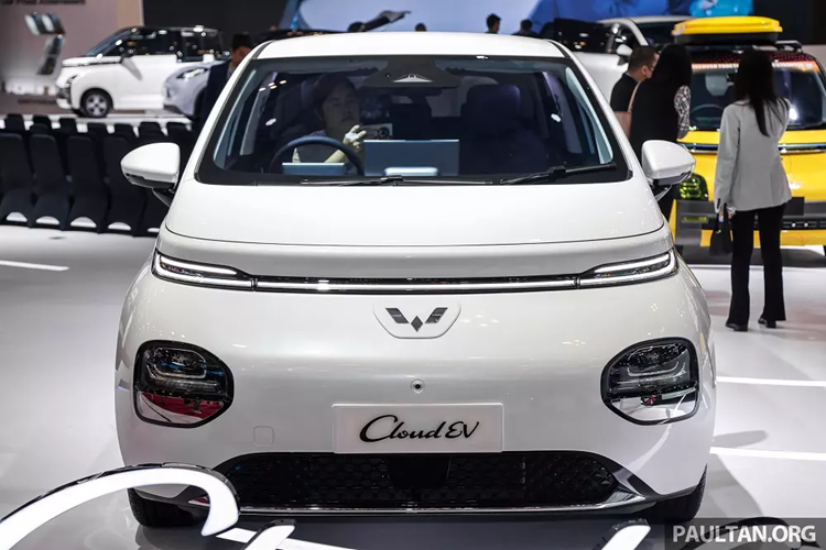 Tịa thị trường Indonesia, giá xe Wuling Cloud EV 2024 bán ra từ 398,8 triệu Rupiah (khoảng 622 triệu đồng). Như vậy, Indonesia là thị trường Đông Nam Á đầu tiên có thể mua mẫu ôtô điện Trung Quốc này.