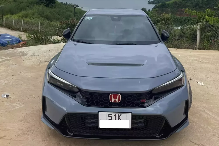 Đó là Vin Trần, 1 biker có tiếng tại Việt Nam. Ngay sau khi nhận bàn giao, anh đã trải nghiệm chiếc Honda Civic Type R này trên nhiều cung đường khác nhau, và có chia sẻ ăn xăng hơn cả chiếc môtô BMW GS Adventure, khi đổ đầy bình 30 lít có thể chạy được 600 km, còn bình xăng của xe Honda Civic Type R 2023 uống 47 lít xăng/240 km.