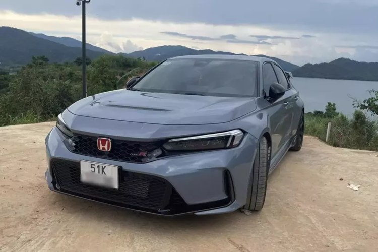 Vào tháng 5 năm ngoái, Honda Việt Nam đã chính thức bàn giao chiếc xe đua đường phố Honda Civic Type R 2023 mới nhất đến tay các khách hàng đặt mua. Trong số này, có 1 tay chơi xe đã lặn lội lên tận thành phố Buôn Ma Thuột, tỉnh Đắk Lắk để nhận bàn giao xe Honda Civic Type R, sau đó lái về Sài thành.
