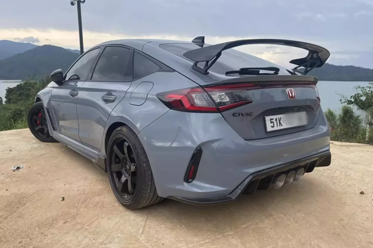 Giá xe Honda Civic Type R siêu lướt được Vin Trần đưa ra là 2,45 tỷ đồng, trong khi Honda Việt Nam công bố giá bán chính hãng cho dòng xe này là 2,4 tỷ đồng, chưa bao gồm chi phí lăn bánh. Nhưng quan trọng, hiện đại lý không còn nhận đặt hàng dòng xe Honda Civic Type R, lý do hãng chỉ phân phối 18 xe tại thị trường nước ta.