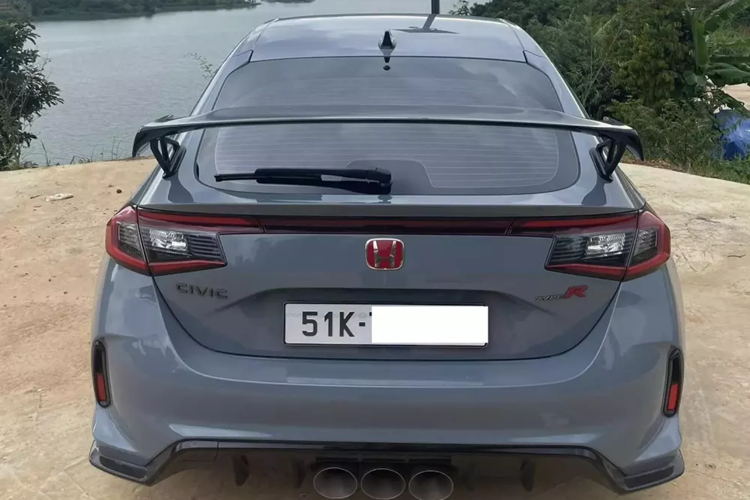 Theo biker này, chiếc xe đua đường phố Honda Civic Type R mới lăn bánh 5.000 km, đã vô nhiều đồ chơi như hệ thống ống xả của Miltek Catback, lọc gió PRL Air Intake, 4 mâm độ, Strut Bar trước, PRL Front Pipe (đang từ Mỹ về).