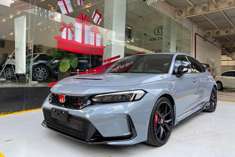 Sức mạnh được truyền tới cầu trước thông qua hộp số sàn 6 cấp, cho phép xe đạt vận tốc tối đa 272 km/h. Hộp số sàn nâng cấp này kết hợp với hệ thống vù ga tự động (Rev Match System), hứa hẹn mang đến trải nghiệm lái mượt mà, đầy phấn khích. Bên cạnh đó, phiên bản hiệu suất cao của dòng Honda Civic còn có 4 chế độ lái, bao gồm Comfort, Sport, Individual và +R.