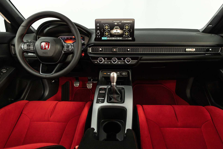 Điểm ấn tượng của Honda Civic Type R 2023 là bên dưới nắp ca-pô. Tại đây, xe được trang bị động cơ xăng VTEC 4 xi-lanh, tăng áp, dung tích 2.0L, sản sinh công suất tối đa 315 mã lực tại tua máy 6.500 vòng/phút và mô-men xoắn cực đại 420 Nm tại dải vòng tua 2.600 – 4.000 vòng/phút.