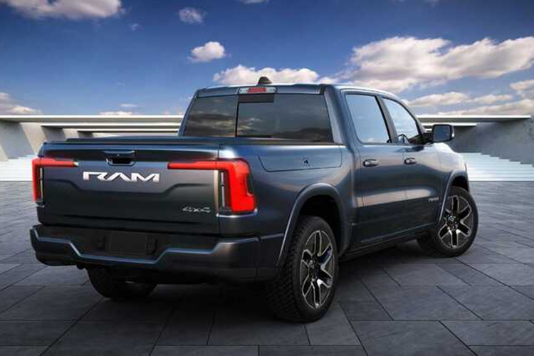 Tại sao? Họ đổ lỗi cho "nhu cầu của ngành công nghiệp chậm lại" đối với xe bán tải điện, đây là một cách lịch sự để nói rằng khách hàng không thực sự xếp hàng để đổi những chiếc xe bán tải ngốn xăng của họ lấy những chú ngựa thồ chạy bằng pin.