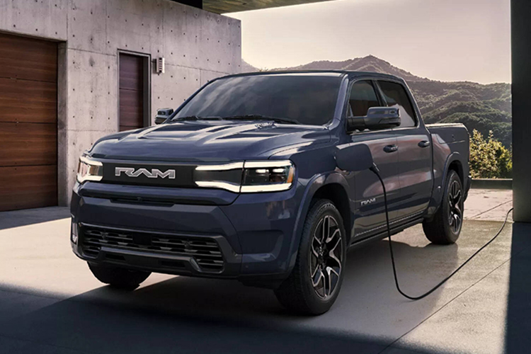 Ra mắt vào đầu năm 2023, bán tải điện Ram 1500 REV ban đầu được hứa hẹn sẽ ra mắt thị trường vào cuối năm 2024 với tư cách là sản phẩm điện đầu tiên của thương hiệu.
