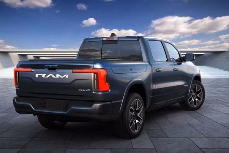 Tại sao? Họ đổ lỗi cho "nhu cầu của ngành công nghiệp chậm lại" đối với xe bán tải điện, đây là một cách lịch sự để nói rằng khách hàng không thực sự xếp hàng để đổi những chiếc xe bán tải ngốn xăng của họ lấy những chú ngựa thồ chạy bằng pin.