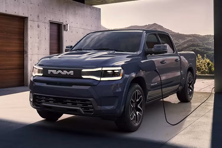 Ra mắt vào đầu năm 2023, bán tải điện Ram 1500 REV ban đầu được hứa hẹn sẽ ra mắt thị trường vào cuối năm 2024 với tư cách là sản phẩm điện đầu tiên của thương hiệu.