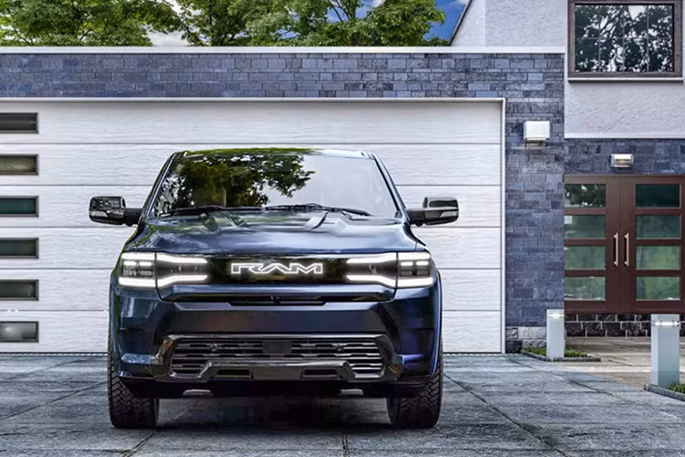 Ramcharger chạy bằng động cơ V6 3.6 lít đóng vai trò là máy phát điện cho bộ pin 92 kWh, cung cấp phạm vi hoạt động 1.110 km, so với phạm vi hoạt động 500 805 km của phiên bản hoàn toàn bằng điện.