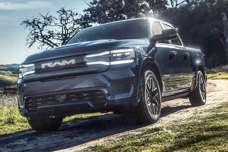 Nó cũng mạnh mẽ hơn một chút, cung cấp công suất 663 mã lực , vượt qua một chút so với công suất 654 mã lực của 1500 REV. Việc sản xuất Ram 1500 sẽ "chủ yếu" diễn ra tại Nhà máy lắp ráp Sterling Heights ở Michigan, bao gồm cả phiên bản điện khí hóa và phiên bản ICE truyền thống.